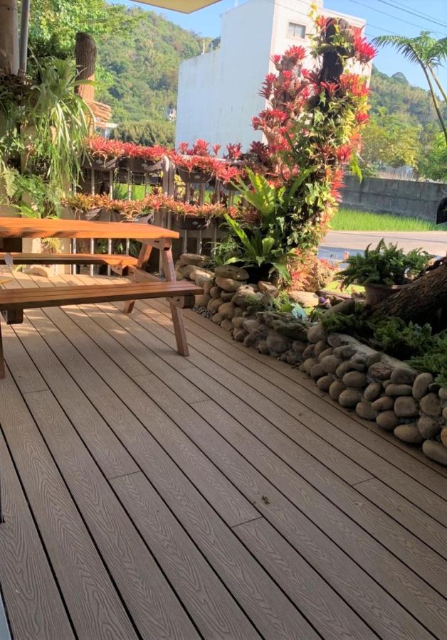 蘊慢築 茶花藝主題民宿 Yun Man Zhu Homestay Gongguan Exterior foto
